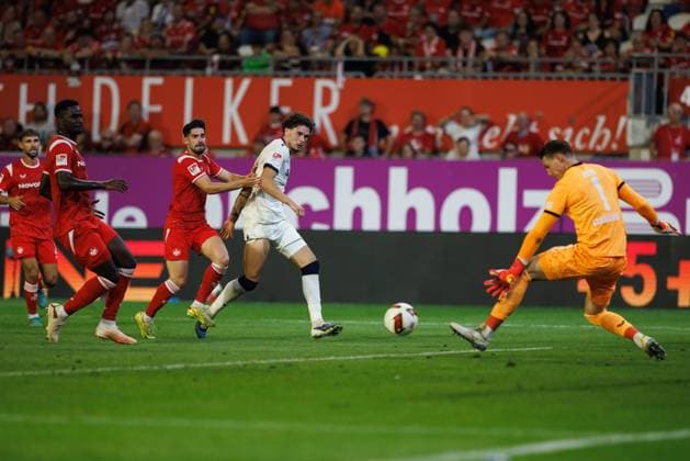 Moritz Broschinski (Karlsruher SC) scheitert an Julian Krahl (1.FC Kaiserslautern), Aktion Action 1.FC Kaiserslautern vs Karlsruher SC, Fussball, 2. Bundesliga, 02. Spieltag, Saison 2026 2027, 15.08.2026 1.FC Kaiserslautern vs Karlsruher SC, Fussball, 2. Bundesliga, 02. Spieltag, Saison 2026 2027, 15.08.2026 *** Moritz Broschinski: Karlsruher SC Falls Short Against Julian Krahl of 1 FC Kaiserslautern, Action: 1 FC Kaiserslautern vs. Karlsruher SC, Soccer, 2. Bundesliga, Matchday 2, 2026–2027 Season, August 15, 2026, 1 FC Kaiserslautern vs. Karlsruher SC, Soccer, 2. Bundesliga, Matchday 2, 2026–2027 Season, August 15, 2026 Copyright: xEibnerxPressefotox EP_ANS