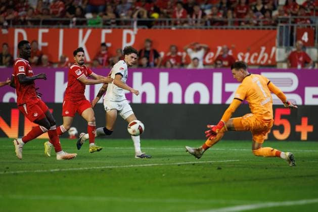 Moritz Broschinski (Karlsruher SC) scheitert an Julian Krahl (1.FC Kaiserslautern), Aktion Action 1.FC Kaiserslautern vs Karlsruher SC, Fussball, 2. Bundesliga, 02. Spieltag, Saison 2026 2027, 15.08.2026 1.FC Kaiserslautern vs Karlsruher SC, Fussball, 2. Bundesliga, 02. Spieltag, Saison 2026 2027, 15.08.2026 *** Moritz Broschinski: Karlsruher SC Falls Short Against Julian Krahl of 1 FC Kaiserslautern, Action: 1 FC Kaiserslautern vs. Karlsruher SC, Soccer, 2. Bundesliga, Matchday 2, 2026–2027 Season, August 15, 2026, 1 FC Kaiserslautern vs. Karlsruher SC, Soccer, 2. Bundesliga, Matchday 2, 2026–2027 Season, August 15, 2026 Copyright: xEibnerxPressefotox EP_ANS