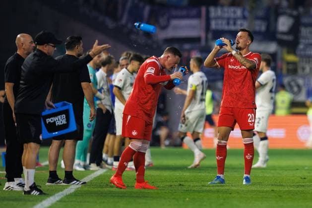 Kurze Trinkpause mit Marlon Ritter (1.FC Kaiserslautern) und Mergim Berisha (1.FC Kaiserslautern), Emotionen, Geste, Gestik, Mimik 1.FC Kaiserslautern vs Karlsruher SC, Fussball, 2. Bundesliga, 02. Spieltag, Saison 2026 2027, 15.08.2026 1.FC Kaiserslautern vs Karlsruher SC, Fussball, 2. Bundesliga, 02. Spieltag, Saison 2026 2027, 15.08.2026 *** A brief water break with Marlon Ritter (1. FC Kaiserslautern) and Mergim Berisha (1. FC Kaiserslautern); emotions, gestures, body language, facial expressions; 1. FC Kaiserslautern vs. Karlsruher SC, soccer, 2. Bundesliga, Matchday 2, 2026–2027 season, August 15, 2026 1 FC Kaiserslautern vs. Karlsruher SC, soccer, 2. Bundesliga, Matchday 2, 2026–2027 season, August 15, 2026 Copyright: xEibnerxPressefotox EP_ANS