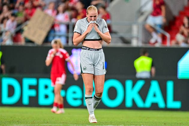 Camilla Kuever (Wolfsburg, 16) nach Spielende enttaeuscht schauend, Enttaeuschung, Frustration, disappointed, pessimistisch, 15.08.2026, Ingolstadt (Deutschland), Fussball, Google Pixel Supercup, FC Bayern München - VfL Wolfsburg, DFB DFL REGULATIONS PROHIBIT ANY USE OF PHOTOGRAPHS AS IMAGE SEQUENCES AND OR QUASI-VIDEO. *** Camilla Kuever Wolfsburg, 16, looking disappointed after the game, disappointment, frustration, pessimistic, August 15, 2026, Ingolstadt, Germany, soccer, Google Pixel Super Cup, FC Bayern Munich vs. VfL Wolfsburg, DFB and DFL regulations prohibit any use of photographs as image sequences and or quasi-video xslx