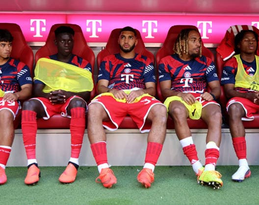 Fussball, Herren, Telekom Cup, Saison 2026 2027, FC Bayern München - RB Leipzig, Allianz Arena, Testspiel Bara Ndiaye (FC Bayern München) mit Ismael Saibari (FC Bayern München) und Sacha Boey (FC Bayern München) (v.l.n.r.) auf der Auswechselbank sitzend *** Soccer, Men s, Telekom Cup, 2026–2027 Season, FC Bayern Munich vs. RB Leipzig, Allianz Arena, Friendly Match: Bara Ndiaye (FC Bayern Munich) with Ismael Saibari (FC Bayern Munich) and Sacha Boey (FC Bayern Munich), seated on the bench from left to right