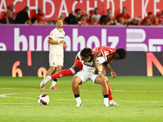 Fussball - 2. Bundesliga - Saison 2026 27 1. FC Kaiserslautern 15.08.2026 Fritz-Walter-Stadion 1. FC Kaiserslautern (fck) - Karlsruher SC (ksc) Danyal ZOR (Karlsruher SC), vorne - Ibrahim KANATE (fck) 1. FC Kaiserslautern *** Soccer, 2. Bundesliga, 2026–27 Season, August 15, 2026, Fritz Walter Stadium, 1. FC Kaiserslautern vs. Karlsruher SC, Danyal ZOR (Karlsruher SC), with Ibrahim KANATE (1. FC Kaiserslautern) in the foreground