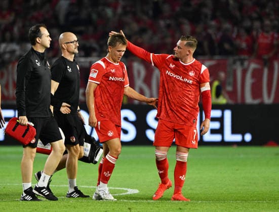 Fussball - 2. Bundesliga - Saison 2026 27 1. FC Kaiserslautern 15.08.2026 Fritz-Walter-Stadion 1. FC Kaiserslautern (fck) - Karlsruher SC (ksc) Trost von Kapitän Marlon RITTER (1. FC Kaiserslautern), re, für den Verletzten Naatan SKYTTAE (1. FC Kaiserslautern) 1. FC Kaiserslautern *** Soccer, 2. Bundesliga, 2026–27 Season, August 15, 2026, Fritz Walter Stadium, 1. FC Kaiserslautern (FCK) vs. Karlsruher SC (KSC). Captain Marlon RITTER of 1. FC Kaiserslautern offers words of comfort, re, for the injured Naatan SKYTTAE 1 FC Kaiserslautern 1 FC Kaiserslautern