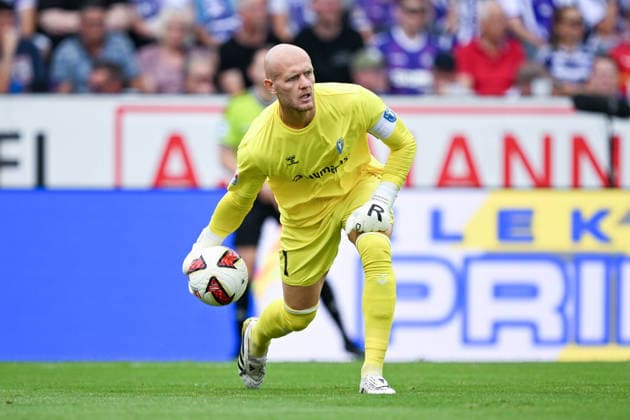 2. Bundesliga 26 27 - VfL Osnabrück - 1. FC Magdeburg am 15.08.2026 an der Bremer Brücke in Osnabrück Torwart Dominik Reimann (Magdeburg) am Ball. *** 2. Bundesliga, Matchday 26, VfL Osnabrück 1, FC Magdeburg on August 15, 2026, at Bremer Brücke in Osnabrück; goalkeeper Dominik Reimann of Magdeburg has the ball MT