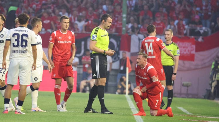 15.08.2026, xrekx, Fussball 2.Bundesliga, 1.FC Kaiserslautern - Karlsruher SC v.l. Fabian Kunze (1.FC Kaiserslautern) Schiedsrichter Referee Richard Hempel Marlon Ritter (1.FC Kaiserslautern) (DFL DFB REGULATIONS PROHIBIT ANY USE OF PHOTOGRAPHS as IMAGE SEQUENCES and or QUASI-VIDEO) Kaiserslautern *** August 15, 2026, xrekx, Soccer 2. Bundesliga, 1 FC Kaiserslautern vs. Karlsruher SC, Fabian Kunze, 1 FC Kaiserslautern, Referee Richard Hempel, Marlon Ritter, 1 FC Kaiserslautern. DFL and DFB regulations prohibit any use of photographs as image sequences and or quasi-videoEO Kaiserslautern