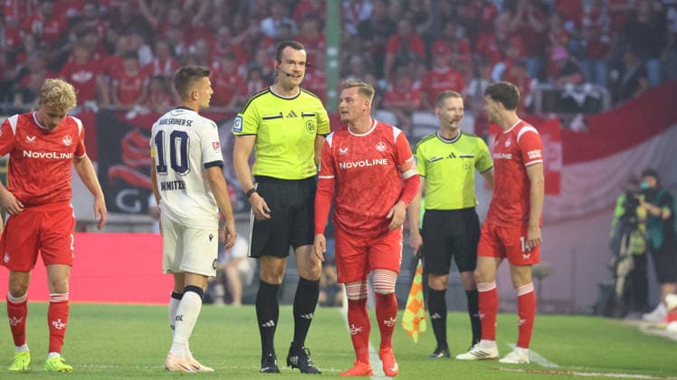 15.08.2026, xrekx, Fussball 2.Bundesliga, 1.FC Kaiserslautern - Karlsruher SC v.l. Marvin Wanitzek (Karlsruher SC) Schiedsrichter Referee Richard Hempel Marlon Ritter (1.FC Kaiserslautern) (DFL DFB REGULATIONS PROHIBIT ANY USE OF PHOTOGRAPHS as IMAGE SEQUENCES and or QUASI-VIDEO) Kaiserslautern *** August 15, 2026, xrekx, Soccer 2. Bundesliga, 1 FC Kaiserslautern vs. Karlsruher SC – Marvin Wanitzek (Karlsruher SC), Referee: Richard Hempel, Marlon Ritter, 1 FC Kaiserslautern. DFL and DFB regulations prohibit any use of photographs as image sequences and or quasi-video. Kaiserslautern
