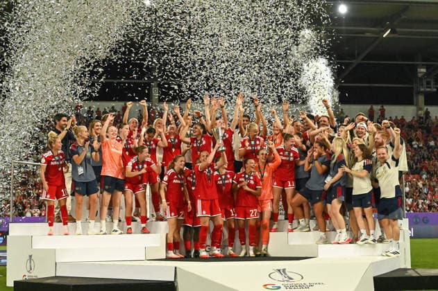 Fußball I Frauen I Saison 2026-2027 I Supercup I FC Bayern München - VfL Wolfsburg I 15.08.2026 Supercupsieger FC Bayern München, Glodis Viggosdottir (4, FC Bayern München) streckt den Pokal im Konfettiregen in die Höhe Ingolstadt Audi Sportpark Bayern Deutschland *** Soccer I Women s I 2026–2027 Season I Super Cup I FC Bayern Munich vs. VfL Wolfsburg I August 15, 2026 Super Cup champion FC Bayern Munich, Glodis Viggosdottir 4; FC Bayern Munich raises the trophy high amid a shower of confetti at Audi Sportpark in Ingolstadt, Bavaria, Germany Copyright: xLobeca InesxHähnelx