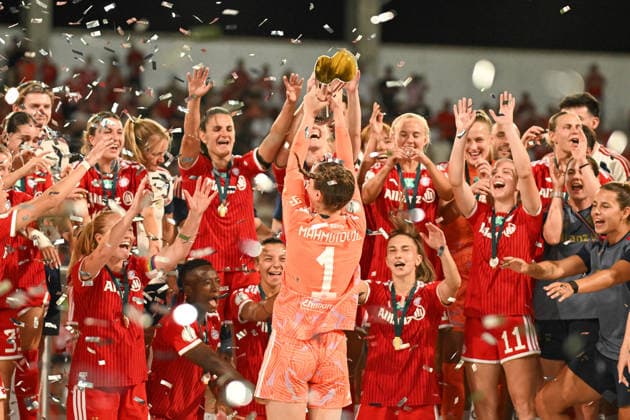 Fußball I Frauen I Saison 2026-2027 I Supercup I FC Bayern München - VfL Wolfsburg I 15.08.2026 Supercupsieger FC Bayern München, Ena Mahmutovic (1, FC Bayern München) streckt den Pokal im Konfettiregen in die Höhe Ingolstadt Audi Sportpark Bayern Deutschland *** Soccer I Women s I 2026–2027 Season I Super Cup I FC Bayern Munich vs. VfL Wolfsburg I August 15, 2026 Super Cup champion FC Bayern Munich, Ena Mahmutovic 1; FC Bayern Munich raises the trophy high amid a shower of confetti at Audi Sportpark in Ingolstadt, Bavaria, Germany Copyright: xLobeca InesxHähnelx