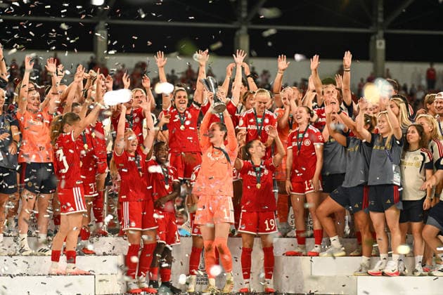 Fußball I Frauen I Saison 2026-2027 I Supercup I FC Bayern München - VfL Wolfsburg I 15.08.2026 Supercupsieger FC Bayern München, Ena Mahmutovic (1, FC Bayern München) streckt den Pokal im Konfettiregen in die Höhe Ingolstadt Audi Sportpark Bayern Deutschland *** Soccer I Women s I 2026–2027 Season I Super Cup I FC Bayern Munich vs. VfL Wolfsburg I August 15, 2026 Super Cup champion FC Bayern Munich, Ena Mahmutovic 1; FC Bayern Munich raises the trophy high amid a shower of confetti at Audi Sportpark in Ingolstadt, Bavaria, Germany Copyright: xLobeca InesxHähnelx