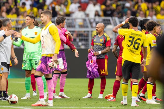 15.08.2026, Fussball, Testspiel, Borussia Dortmund - AS Roma. v. l. Torwart Gregor Kobel (Borussia Dortmund) tauscht mit Donyell Malen (AS Rom) das Trikot. Dortmund Signal Iduna Park NRW Deutschland xRHR-FOTO DEx *** August 15, 2026, Soccer, Friendly Match, Borussia Dortmund vs. AS Roma – Goalkeeper Gregor Kobel of Borussia Dortmund exchanges jerseys with Donyell Malen of AS Roma at Signal Iduna Park, Dortmund, North Rhine-Westphalia, Germany xRHR PHOTO DEx Copyright: DennisxEwert RHR-FOTOx RHR-FOTO DE