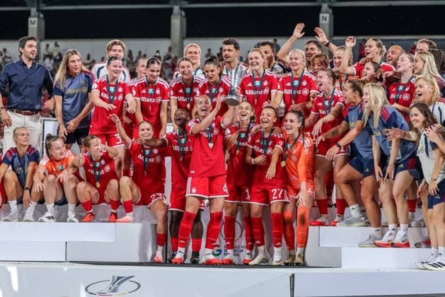 GER, Ingolstadt, Bayern München vs VfL Wolfsburg, DFB, Google Pixel Supercup der Frauen, Fussball, Spielzeit 2026 2027, Audi-Sportpark, Finale im Bild: FC Bayern München Frauen gewinnen den Supercup der Frauen, gewinnen das Finale nach 3:0 Toren gegen Wolfsburg, Jubel, Freude und Emotionen mit dem Pokal DFB DFL REGULATIONS PROHIBIT ANY USE OF PHOTOGRAPHS AS IMAGE SEQUENCES AND OR QUASI-VIDEO, 15.08.2026 *** GER, Ingolstadt, Bayern Munich vs. VfL Wolfsburg, DFB, Google Pixel Women’s Super Cup, Soccer, 2026–2027 Season, Audi Sportpark, Final in Pictures: FC Bayern Munich Women win the Women’s Super Cup, winning the final 3–0 against Wolfsburg, Celebration, joy, and emotion with the trophy. DFB and DFL regulations prohibit any use of photographs as image sequences and or quasi-video. August 15, 2026 Copyright: HMBxMedia HendrikxHamelau