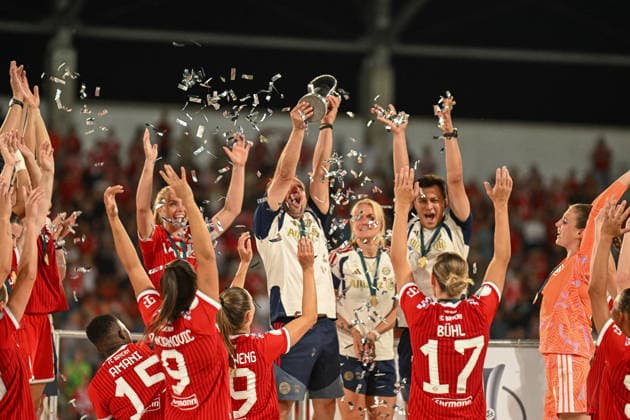 Fußball I Frauen I Saison 2026-2027 I Supercup I FC Bayern München - VfL Wolfsburg I 15.08.2026 Supercupsieger FC Bayern München, Jose Barcala (Trainer, FC Bayern München) streckt den Pokal im Konfettiregen in die Höhe Ingolstadt Audi Sportpark Bayern Deutschland *** Soccer I Women s I 2026–2027 Season I Super Cup I FC Bayern Munich vs. VfL Wolfsburg I August 15, 2026 Super Cup champion FC Bayern Munich, Jose Barcala, coach of FC Bayern Munich, raises the trophy high amid a shower of confetti at the Audi Sportpark in Ingolstadt, Bavaria, Germany Copyright: xLobeca InesxHähnelx