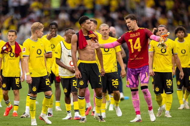 15.08.2026, Fussball, Testspiel, Borussia Dortmund - AS Roma. v. l. Daniel Svensson (Borussia Dortmund), Jobe Bellingham (Borussia Dortmund), Torwart Gregor Kobel (Borussia Dortmund). Dortmund Signal Iduna Park NRW Deutschland xRHR-FOTO DEx *** August 15, 2026, Soccer, Friendly Match, Borussia Dortmund vs. AS Roma, Daniel Svensson (Borussia Dortmund), Jobe Bellingham (Borussia Dortmund), Goalkeeper Gregor Kobel (Borussia Dortmund), Dortmund, Signal Iduna Park, North Rhine-Westphalia, Germany, xRHR, PHOTO DEx Copyright: DennisxEwert RHR-FOTOx RHR-FOTO DE