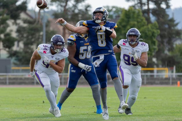 Hank Bachmeier (Alpine Rams, 8) releases a pass during live game action while under pressure from opposing defenders. Vienna Vikings at Alpine Rams, American Football, American Football League Europe, Week 13, 2026, 8.8.2026, Copyright: xPFA RicoxDoninellix