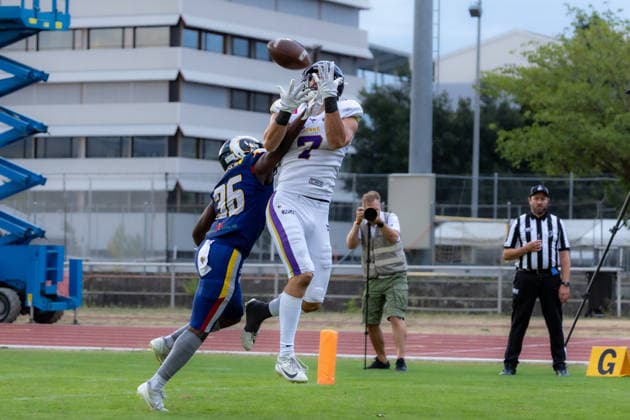 Bernhard Seikovits (Vienna Vikings, 7) reaches upward with both hands for a pass while being defended by Ryan Jacquin (Alpine Rams, 36) during live game action. Vienna Vikings at Alpine Rams, American Football, American Football League Europe, Week 13, 2026, 8.8.2026, Copyright: xPFA RicoxDoninellix
