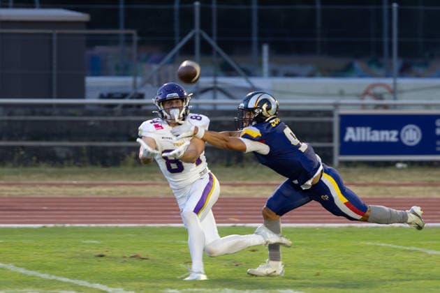Kenzo Mandl (Vienna Vikings, 81) reaches for a pass during live game action as Maliek Cote (Alpine Rams, 9) defends on the field. Vienna Vikings at Alpine Rams, American Football, American Football League Europe, Week 13, 2026, 8.8.2026, Copyright: xPFA RicoxDoninellix