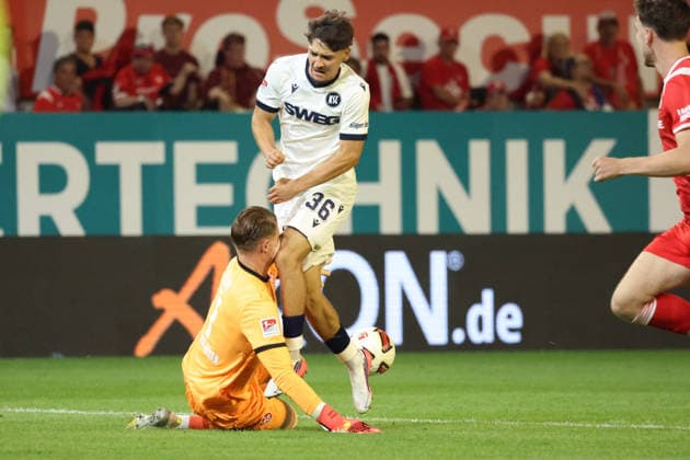 15.08.2026, xrekx, Fussball 2.Bundesliga, 1.FC Kaiserslautern - Karlsruher SC v.l. Julian Krahl (1.FC Kaiserslautern) Rafael Pinto Pedrosa (Karlsruher SC) Zusammenstoss verletzt, Verletzung, Schmerz, Schmerzen, injured, injury, pain, pains (DFL DFB REGULATIONS PROHIBIT ANY USE OF PHOTOGRAPHS as IMAGE SEQUENCES and or QUASI-VIDEO) Kaiserslautern *** August 15, 2026, xrekx, Soccer 2. Bundesliga, 1. FC Kaiserslautern vs. Karlsruher SC – Julian Krahl (1. FC Kaiserslautern) and Rafael Pinto Pedrosa (Karlsruher SC) collide; injury, pain, pains, injured, injury, pain, pains DFL DFB REGULATIONS PROHIBIT ANY USE OF PHOTOGRAPHS as IMAGE SEQUENCES and or QUASI-VIDEO Kaiserslautern