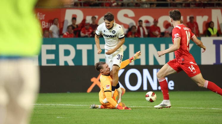 15.08.2026, xrekx, Fussball 2.Bundesliga, 1.FC Kaiserslautern - Karlsruher SC v.l. Julian Krahl (1.FC Kaiserslautern) Rafael Pinto Pedrosa (Karlsruher SC) Zusammenstoss verletzt, Verletzung, Schmerz, Schmerzen, injured, injury, pain, pains (DFL DFB REGULATIONS PROHIBIT ANY USE OF PHOTOGRAPHS as IMAGE SEQUENCES and or QUASI-VIDEO) Kaiserslautern *** August 15, 2026, xrekx, Soccer 2. Bundesliga, 1. FC Kaiserslautern vs. Karlsruher SC – Julian Krahl (1. FC Kaiserslautern) and Rafael Pinto Pedrosa (Karlsruher SC) collide; injury, pain, pains, injured, injury, pain, pains DFL DFB REGULATIONS PROHIBIT ANY USE OF PHOTOGRAPHS as IMAGE SEQUENCES and or QUASI-VIDEO Kaiserslautern