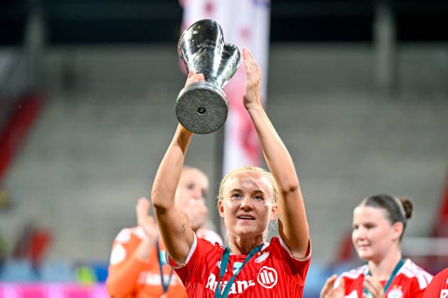 Pernille HARDER (FC Bayern Muenchen, FCB, 21) hebt den Pokal in die Höhe, 15.08.2026, Ingolstadt (Deutschland), Fussball, Google Pixel Supercup, FC Bayern München - VfL Wolfsburg, DFB DFL REGULATIONS PROHIBIT ANY USE OF PHOTOGRAPHS AS IMAGE SEQUENCES AND OR QUASI-VIDEO. *** Pernille HARDER of FC Bayern Munich (FCB), No. 21, lifts the trophy, August 15, 2026, Ingolstadt, Germany, soccer, Google Pixel Super Cup, FC Bayern Munich vs. VfL Wolfsburg, DFB and DFL regulations prohibit any use of photographs as image sequences and or quasi-video xslx
