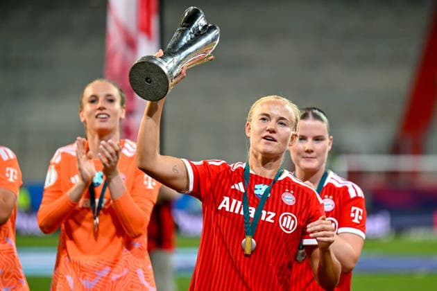 Pernille HARDER (FC Bayern Muenchen, FCB, 21) hebt den Pokal in die Höhe, 15.08.2026, Ingolstadt (Deutschland), Fussball, Google Pixel Supercup, FC Bayern München - VfL Wolfsburg, DFB DFL REGULATIONS PROHIBIT ANY USE OF PHOTOGRAPHS AS IMAGE SEQUENCES AND OR QUASI-VIDEO. *** Pernille HARDER of FC Bayern Munich (FCB), No. 21, lifts the trophy, August 15, 2026, Ingolstadt, Germany, soccer, Google Pixel Super Cup, FC Bayern Munich vs. VfL Wolfsburg, DFB and DFL regulations prohibit any use of photographs as image sequences and or quasi-video xslx