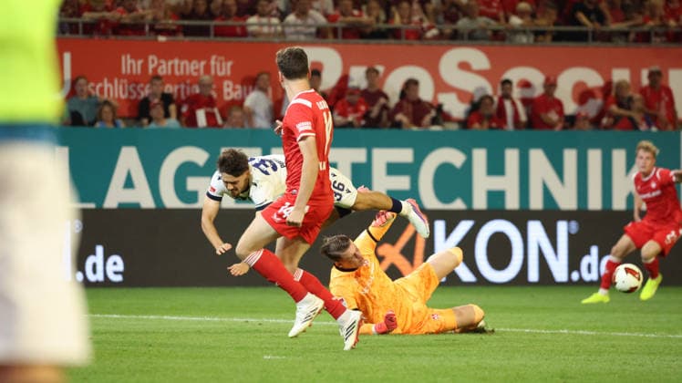 15.08.2026, xrekx, Fussball 2.Bundesliga, 1.FC Kaiserslautern - Karlsruher SC v.l. Julian Krahl (1.FC Kaiserslautern) Rafael Pinto Pedrosa (Karlsruher SC) Zusammenstoss verletzt, Verletzung, Schmerz, Schmerzen, injured, injury, pain, pains (DFL DFB REGULATIONS PROHIBIT ANY USE OF PHOTOGRAPHS as IMAGE SEQUENCES and or QUASI-VIDEO) Kaiserslautern *** August 15, 2026, xrekx, Soccer 2. Bundesliga, 1. FC Kaiserslautern vs. Karlsruher SC – Julian Krahl (1. FC Kaiserslautern) and Rafael Pinto Pedrosa (Karlsruher SC) collide; injury, pain, pains, injured, injury, pain, pains DFL DFB REGULATIONS PROHIBIT ANY USE OF PHOTOGRAPHS as IMAGE SEQUENCES and or QUASI-VIDEO Kaiserslautern