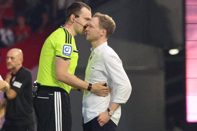 15.08.2026, xrekx, Fussball 2.Bundesliga, 1.FC Kaiserslautern - Karlsruher SC v.l. Schiedsrichter Referee Richard Hempel Maximilian Senft Trainer (Karlsruher SC) (DFL DFB REGULATIONS PROHIBIT ANY USE OF PHOTOGRAPHS as IMAGE SEQUENCES and or QUASI-VIDEO) Kaiserslautern *** August 15, 2026, xrekx, Soccer 2. Bundesliga, 1 FC Kaiserslautern vs. Karlsruher SC – Referee Richard Hempel, Coach Maximilian Senft, Karlsruher SC – DFL and DFB regulations prohibit any use of photographs as image sequences and or quasi-video – Kaiserslautern
