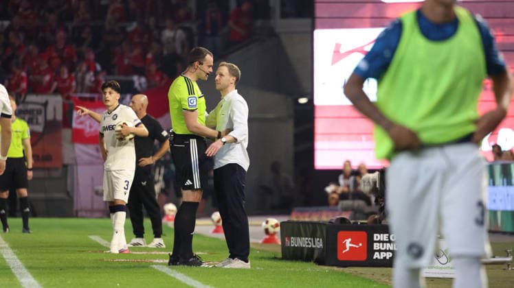 15.08.2026, xrekx, Fussball 2.Bundesliga, 1.FC Kaiserslautern - Karlsruher SC v.l. Schiedsrichter Referee Richard Hempel Maximilian Senft Trainer (Karlsruher SC) (DFL DFB REGULATIONS PROHIBIT ANY USE OF PHOTOGRAPHS as IMAGE SEQUENCES and or QUASI-VIDEO) Kaiserslautern *** August 15, 2026, xrekx, Soccer 2. Bundesliga, 1 FC Kaiserslautern vs. Karlsruher SC – Referee Richard Hempel, Coach Maximilian Senft, Karlsruher SC – DFL and DFB regulations prohibit any use of photographs as image sequences and or quasi-video – Kaiserslautern