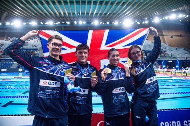 NATATION : Championnat d europe de natation 2026 - PARIS - 15 08 2026 Equipe de Grande Bretagne avec sa mÃ daille d™or sur le 4x200m par equipe mixte Saint DenisFrance  Copyright: xBaptistexAutissierx
