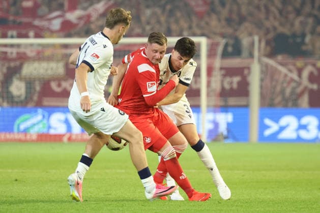 15.08.2026, xrekx, Fussball 2.Bundesliga, 1.FC Kaiserslautern - Karlsruher SC v.l. Noel Eichinger (Karlsruher SC) Marlon Ritter (1.FC Kaiserslautern) Deniz Ofli (Karlsruher SC) Zweikampf, Aktion, action, battle for the ball (DFL DFB REGULATIONS PROHIBIT ANY USE OF PHOTOGRAPHS as IMAGE SEQUENCES and or QUASI-VIDEO) Kaiserslautern *** August 15, 2026, xrekx, Soccer 2. Bundesliga, 1. FC Kaiserslautern vs. Karlsruher SC, Noel Eichinger (Karlsruher SC), Marlon Ritter (1. FC Kaiserslautern), Deniz Ofli (Karlsruher SC), tackle, Action, battle for the ball DFL DFB REGULATIONS PROHIBIT ANY USE OF PHOTOGRAPHS as IMAGE SEQUENCES and or QUASI-VIDEO Kaiserslautern