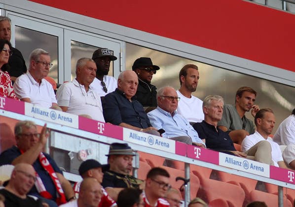 Fussball, Herren, Telekom Cup, Saison 2026 2027, FC Bayern München - RB Leipzig, Allianz Arena, Testspiel Dieter Hoeness mit Uli Hoeneß, Hoeness, Ehrenpräsident (FC Bayern München) , darüber Harry Kane (FC Bayern München) auf der Ehrentribüne *** Soccer, Men s, Telekom Cup, 2026–2027 Season, FC Bayern Munich vs. RB Leipzig, Allianz Arena, Friendly Match: Dieter Hoeness with Uli Hoeneß, Hoeness, Honorary President of FC Bayern Munich; Harry Kane of FC Bayern Munich in the VIP box