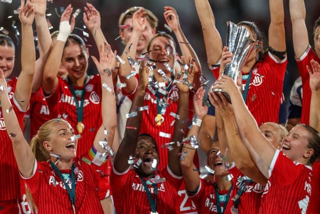 GER, Ingolstadt, Bayern München vs VfL Wolfsburg, DFB, Google Pixel Supercup der Frauen, Fussball, Spielzeit 2026 2027, Audi-Sportpark, Finale im Bild: FC Bayern München Frauen gewinnen den Supercup der Frauen, gewinnen das Finale nach 3:0 Toren gegen Wolfsburg, Jubel, Freude und Emotionen mit dem Pokal, Glodis Perla Viggosdottir (FC Bayern München Frauen 4) DFB DFL REGULATIONS PROHIBIT ANY USE OF PHOTOGRAPHS AS IMAGE SEQUENCES AND OR QUASI-VIDEO, 15.08.2026 *** GER, Ingolstadt, Bayern Munich vs. VfL Wolfsburg, DFB, Google Pixel Women s Super Cup, soccer, 2026–2027 season, Audi Sportpark, Final in Pictures: FC Bayern Munich Women win the Women’s Super Cup, win the final 3–0 against Wolfsburg, celebration, joy, and emotion with the trophy, Glodis Perla Viggosdottir, FC Bayern Munich Women 4. DFB and DFL regulations prohibit any use of photographs as image sequences and or quasi-video. August 15, 2026 Copyright: HMBxMedia HendrikxHamelau