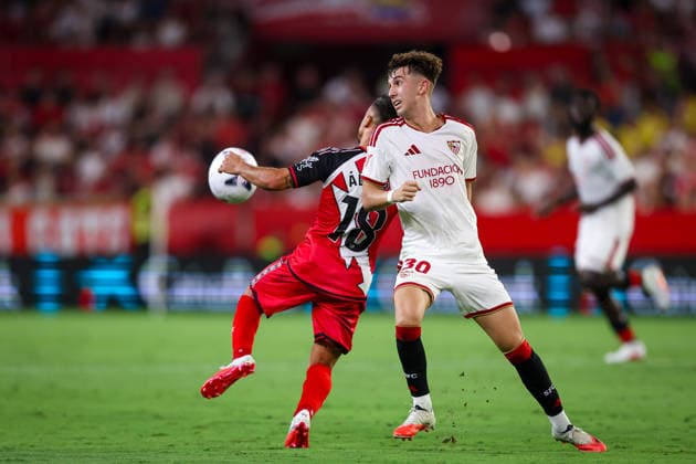 ESP: Matchday 1 LaLiga EA Sports Sevilla FC v Rayo Vallecano Miguel Sierra of Sevilla FC competing for the ball in the La Liga EA Sports match between Sevilla FC and Rayo Vallecano at Estadio Ramon Sanchez Pizjuan in Seville, Spain, on August 15, 2026. Seville Spain Sevilla Spain *** ESP Matchday 1 LaLiga EA Sports Sevilla FC vs. Rayo Vallecano Miguel Sierra of Sevilla FC battles for the ball during the LaLiga EA Sports match between Sevilla FC and Rayo Vallecano at Estadio Ramón Sánchez Pizjuán in Seville, Spain, on August 15, 2026 Seville Spain Seville Spain Copyright: xRAFAELxROMANx
