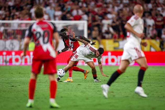RECORD DATE NOT STATED ESP: Matchday 1 LaLiga EA Sports Sevilla FC v Rayo Vallecano Isaac Romero of Sevilla FC competing for the ball in the La Liga EA Sports match between Sevilla FC and Rayo Vallecano at Estadio Ramon Sanchez Pizjuan in Seville, Spain, on August 15, 2026. Seville Spain Sevilla Spain *** ESP Matchday 1 LaLiga EA Sports Sevilla FC vs. Rayo Vallecano Isaac Romero of Sevilla FC battles for the ball in the LaLiga EA Sports match between Sevilla FC and Rayo Vallecano at Estadio Ramón Sánchez Pizjuán in Seville, Spain, on August 15, 2026 Seville Spain Seville Spain Copyright: xx