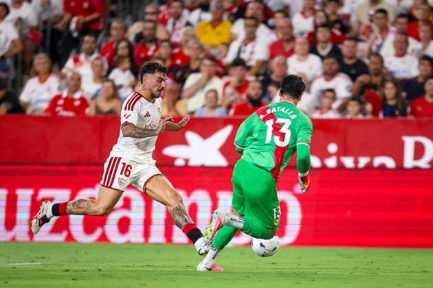 ESP: Matchday 1 LaLiga EA Sports Sevilla FC v Rayo Vallecano Isaac Romero of Sevilla FC competing for the ball in the La Liga EA Sports match between Sevilla FC and Rayo Vallecano at Estadio Ramon Sanchez Pizjuan in Seville, Spain, on August 15, 2026. Seville Spain Sevilla Spain *** ESP Matchday 1 LaLiga EA Sports Sevilla FC vs. Rayo Vallecano Isaac Romero of Sevilla FC competing for the ball in the LaLiga EA Sports match between Sevilla FC and Rayo Vallecano at Estadio Ramón Sánchez Pizjuán in Seville, Spain, on August 15, 2026 Seville Spain Seville Spain Copyright: xRAFAELxROMANx