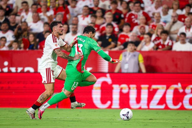 ESP: Matchday 1 LaLiga EA Sports Sevilla FC v Rayo Vallecano Isaac Romero of Sevilla FC competing for the ball in the La Liga EA Sports match between Sevilla FC and Rayo Vallecano at Estadio Ramon Sanchez Pizjuan in Seville, Spain, on August 15, 2026. Seville Spain Sevilla Spain *** ESP Matchday 1 LaLiga EA Sports Sevilla FC vs. Rayo Vallecano Isaac Romero of Sevilla FC competing for the ball in the LaLiga EA Sports match between Sevilla FC and Rayo Vallecano at Estadio Ramón Sánchez Pizjuán in Seville, Spain, on August 15, 2026 Seville Spain Seville Spain Copyright: xRAFAELxROMANx