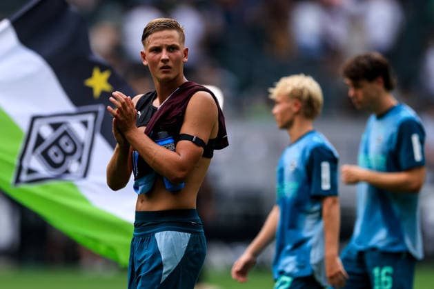 MOENCHENGLADBACH, GERMANY - AUGUST 15: Jan Leszczynski of Borussia Monchengladbach applauds the fans after the pre-season friendly match between Borussia Monchengladbach and Aston Villa at the ista-Borussia-Park on August 15, 2026 in Moenchengladbach, Germany.  Copyright: xRenexNijhuis MBxMediax