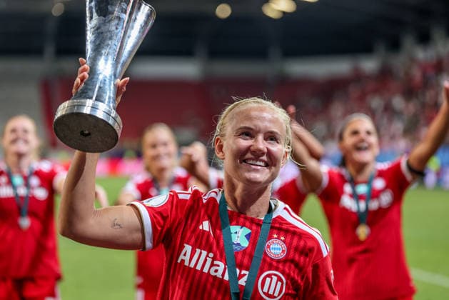 GER, Ingolstadt, Bayern München vs VfL Wolfsburg, DFB, Google Pixel Supercup der Frauen, Fussball, Spielzeit 2026 2027, Audi-Sportpark, Finale im Bild: FC Bayern München Frauen gewinnen den Supercup der Frauen, gewinnen das Finale nach 3:0 Toren gegen Wolfsburg, Jubel, Freude und Emotionen mit dem Pokal, Pernille Harder (FC Bayern München Frauen 21) DFB DFL REGULATIONS PROHIBIT ANY USE OF PHOTOGRAPHS AS IMAGE SEQUENCES AND OR QUASI-VIDEO, 15.08.2026 *** GER, Ingolstadt, Bayern Munich vs. VfL Wolfsburg, DFB, Google Pixel Women’s Super Cup, Soccer, 2026–2027 Season, Audi Sportpark, Final in Pictures: FC Bayern Munich Women win the Women’s Super Cup, winning the final 3–0 against Wolfsburg, Celebration, joy, and emotion with the trophy, Pernille Harder, FC Bayern Munich Women 21. DFB and DFL regulations prohibit any use of photographs as image sequences and or quasi-video. August 15, 2026 Copyright: HMBxMedia HendrikxHamelau