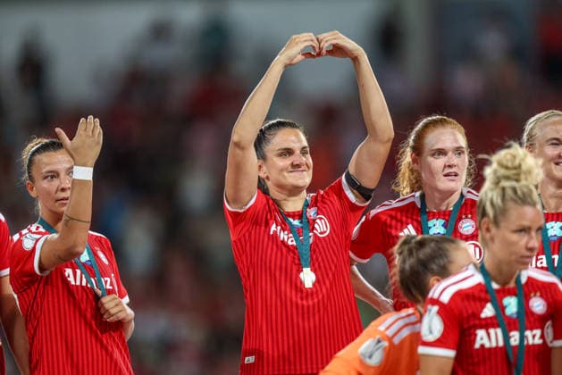 GER, Ingolstadt, Bayern München vs VfL Wolfsburg, DFB, Google Pixel Supercup der Frauen, Fussball, Spielzeit 2026 2027, Audi-Sportpark, Finale im Bild: FC Bayern München Frauen gewinnen den Supercup der Frauen, gewinnen das Finale nach 3:0 Toren gegen Wolfsburg, Jubel, Freude und Emotionen mit dem Pokal, Jovana DamnjanoviÄ‡ (FC Bayern München Frauen 9) DFB DFL REGULATIONS PROHIBIT ANY USE OF PHOTOGRAPHS AS IMAGE SEQUENCES AND OR QUASI-VIDEO, 15.08.2026 *** GER, Ingolstadt, Bayern Munich vs. VfL Wolfsburg, DFB, Google Pixel Women’s Super Cup, Soccer, 2026–2027 Season, Audi Sportpark, Final in Pictures: FC Bayern Munich Women win the Women’s Super Cup, winning the final 3–0 against Wolfsburg, Celebration, joy, and emotion with the trophy, Jovana Damnjanovic, FC Bayern Munich Women 9. DFB and DFL regulations prohibit any use of photographs as image sequences and or quasi-video. August 15, 2026 Copyright: HMBxMedia HendrikxHamelau