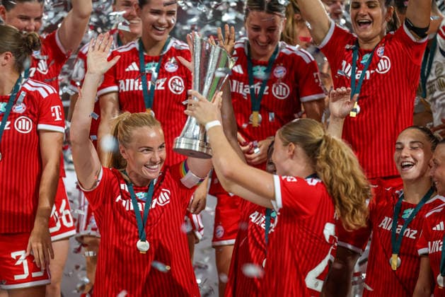 GER, Ingolstadt, Bayern München vs VfL Wolfsburg, DFB, Google Pixel Supercup der Frauen, Fussball, Spielzeit 2026 2027, Audi-Sportpark, Finale im Bild: FC Bayern München Frauen gewinnen den Supercup der Frauen, gewinnen das Finale nach 3:0 Toren gegen Wolfsburg, Jubel, Freude und Emotionen mit dem Pokal, Glodis Perla Viggosdottir (FC Bayern München Frauen 4) DFB DFL REGULATIONS PROHIBIT ANY USE OF PHOTOGRAPHS AS IMAGE SEQUENCES AND OR QUASI-VIDEO, 15.08.2026 *** GER, Ingolstadt, Bayern Munich vs. VfL Wolfsburg, DFB, Google Pixel Women s Super Cup, soccer, 2026–2027 season, Audi Sportpark, Final in Pictures: FC Bayern Munich Women win the Women’s Super Cup, win the final 3–0 against Wolfsburg, celebration, joy, and emotion with the trophy, Glodis Perla Viggosdottir, FC Bayern Munich Women 4. DFB and DFL regulations prohibit any use of photographs as image sequences and or quasi-video. August 15, 2026 Copyright: HMBxMedia HendrikxHamelau