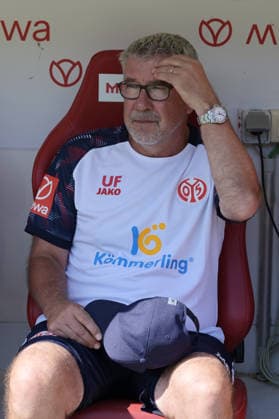 Mainz. 05. Trainer Urs Fischer fotografiert beim Fußball Testspiel Spiel Mainz 05 gegen den. FC Bournemouth am 15.8.2026 in Mainz. (DFL DFB REGULATIONS PROHIBIT ANY USE OF PHOTOGRAPHS as IMAGE SEQUENCES and or QUASI-VIDEO) *** Mainz 05 coach Urs Fischer photographed during the Mainz 05 vs. FC Bournemouth soccer friendly on August 15, 2026, in Mainz. DFL and DFB regulations prohibit any use of photographs as image sequences and or quasi-video.
