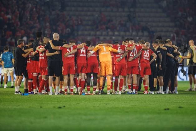 Mannschaftskreis von Kaiserslautern nach dem Spiel, Emotionen, Geste, Gestik, Mimik 1.FC Kaiserslautern vs Karlsruher SC, Fussball, 2. Bundesliga, 02. Spieltag, Saison 2026 2027, 15.08.2026 1.FC Kaiserslautern vs Karlsruher SC, Fussball, 2. Bundesliga, 02. Spieltag, Saison 2026 2027, 15.08.2026 *** Kaiserslautern team huddle after the game, emotions, gestures, body language, facial expressions; 1 FC Kaiserslautern vs. Karlsruher SC, soccer, 2. Bundesliga, Matchday 2, 2026–2027 season, August 15, 2026: 1 FC Kaiserslautern vs. Karlsruher SC, soccer, 2. Bundesliga, Matchday 2, 2026–2027 season, August 15, 2026 Copyright: xEibnerxPressefotox EP_ANS