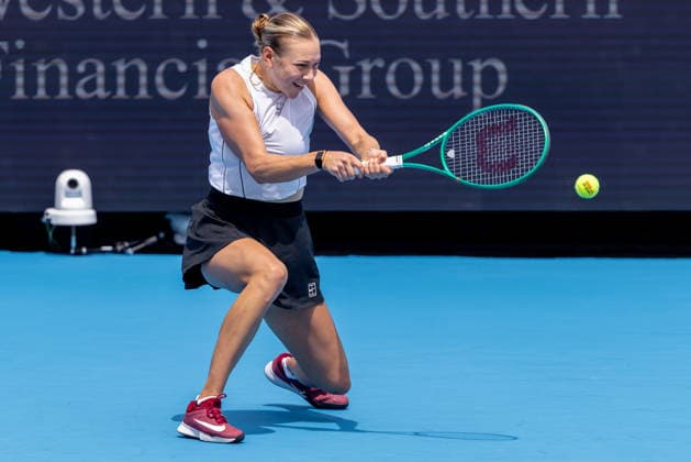 August 15, 2026, Mason, Ohio, U.S: Amanda Anisimova (USA) drops down to return a shot during SaturdayÃ¢â‚¬â ¢s second round of the Cincinnati Open at the Lindner Family Tennis Center , Mason, Oh. Mason U.S - ZUMAs304 20260815_zaf_s304_021 Copyright: xScottxStuartx