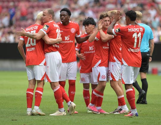 William Böving. Schießt das Tor zum 2:1 fotografiert beim Fußball Testspiel Spiel Mainz 05 gegen den. FC Bournemouth am 15.8.2026 in Mainz. (DFL DFB REGULATIONS PROHIBIT ANY USE OF PHOTOGRAPHS as IMAGE SEQUENCES and or QUASI-VIDEO) *** William Böving scores the goal to make it 2–1, photographed during the soccer friendly match between Mainz 05 and FC Bournemouth on August 15, 2026, in Mainz. DFL and DFB regulations prohibit any use of photographs as image sequences and or QUASI VIDEO