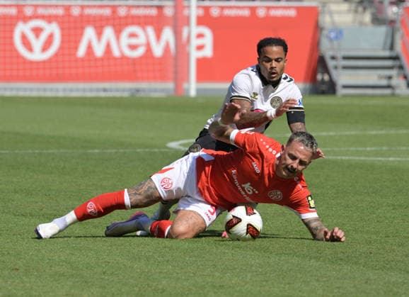 Phillip. Tietz. (Vo) Gegen. Justin Kluivert fotografiert beim Fußball Testspiel Spiel Mainz 05 gegen den. FC Bournemouth am 15.8.2026 in Mainz. (DFL DFB REGULATIONS PROHIBIT ANY USE OF PHOTOGRAPHS as IMAGE SEQUENCES and or QUASI-VIDEO) *** Phillip Tietz vs. Justin Kluivert, photographed during the soccer friendly match between Mainz 05 and FC Bournemouth on August 15, 2026, in Mainz. DFL and DFB regulations prohibit any use of photographs as image sequences and or QUASI-VIDEO