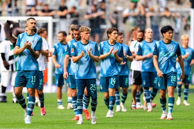 MOENCHENGLADBACH, GERMANY - AUGUST 15: Robin Hack of Borussia Monchengladbach applauds the fans after the pre-season friendly match between Borussia Monchengladbach and Aston Villa at the ista-Borussia-Park on August 15, 2026 in Moenchengladbach, Germany.  Copyright: xRenexNijhuis MBxMediax