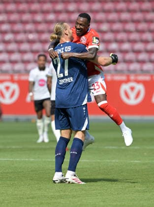 Sheraldo Becker. Jubelt nach seinem Tor zum 1:0 mit Torwart Robin Zentner (li). fotografiert beim Fußball Testspiel Spiel Mainz 05 gegen den. FC Bournemouth am 15.8.2026 in Mainz. (DFL DFB REGULATIONS PROHIBIT ANY USE OF PHOTOGRAPHS as IMAGE SEQUENCES and or QUASI-VIDEO) *** Sheraldo Becker celebrates his goal to make it 1–0 with goalkeeper Robin Zentner (left) during the soccer friendly match between Mainz 05 and FC Bournemouth on August 15, 2026, in Mainz. DFL and DFB regulations prohibit any use of photographs as IIMAGE SEQUENCES and or QUASI-VIDEO