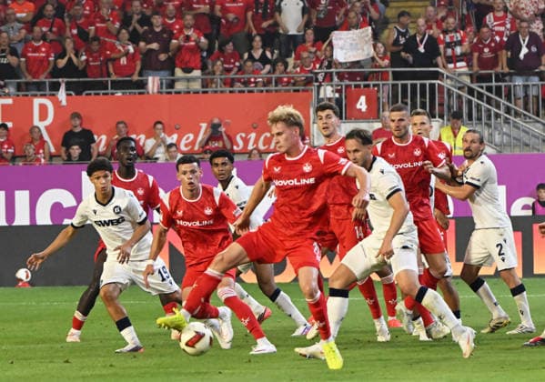 Fussball - 2. Bundesliga - Saison 2026 27 1. FC Kaiserslautern 15.08.2026 Fritz-Walter-Stadion 1. FC Kaiserslautern (fck) - Karlsruher SC (ksc) 0:0 Viel los im KSC-Strafraum: mi: Mika HAAS (1. FC Kaiserslautern), li: Erencan YARDIMCI (1. FC Kaiserslautern) 1. FC Kaiserslautern *** Soccer, 2. Bundesliga, 2026–27 Season, August 15, 2026, Fritz Walter Stadium: 1. FC Kaiserslautern vs. Karlsruher SC (KSC), 0–0. Lots of action in the KSC penalty area with Mika HAAS of 1. FC Kaiserslautern, li Erencan YARDIMCI 1 FC Kaiserslautern 1 FC Kaiserslautern