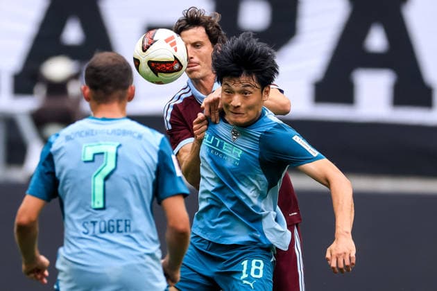 MOENCHENGLADBACH, GERMANY - AUGUST 15: Pau Torres of Aston Villa challenges Shuto Machino of Borussia Monchengladbach during the pre-season friendly match between Borussia Monchengladbach and Aston Villa at the ista-Borussia-Park on August 15, 2026 in Moenchengladbach, Germany.  Copyright: xRenexNijhuis MBxMediax