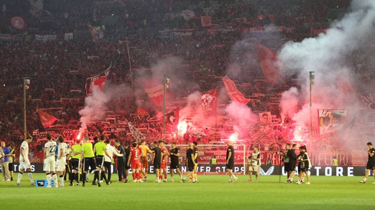 15.08.2026, xrekx, Fussball 2.Bundesliga, 1.FC Kaiserslautern - Karlsruher SC v.l. Spielende FCK Fans ,Stimmung, Schals, Ultras, Zuschauer, Besucher, Choreo, Choreografie, atmosphere, scarves, spectators, visitors (DFL DFB REGULATIONS PROHIBIT ANY USE OF PHOTOGRAPHS as IMAGE SEQUENCES and or QUASI-VIDEO) Kaiserslautern *** August 15, 2026, xrekx, Soccer 2. Bundesliga, 1. FC Kaiserslautern vs. Karlsruher SC – End of the game: FCK fans, atmosphere, scarves, ultras, spectators, visitors, choreography, choreography, atmosphere, scarves, spectators, visitors DFL DFB REGULATIONS PROHIBIT ANY USE OF PHOTOGRAPHS as IMAGE SEQUENCES and or QUASI-VIDEO Kaiserslautern