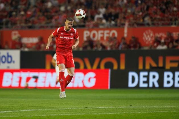 Jan Elvedi (1.FC Kaiserslautern) mit Ball, Action Aktion, Freisteller 1.FC Kaiserslautern vs Karlsruher SC, Fussball, 2. Bundesliga, 02. Spieltag, Saison 2026 2027, 15.08.2026 1.FC Kaiserslautern vs Karlsruher SC, Fussball, 2. Bundesliga, 02. Spieltag, Saison 2026 2027, 15.08.2026 *** Jan Elvedi, 1. FC Kaiserslautern with the ball, action, close-up: 1. FC Kaiserslautern vs. Karlsruher SC, soccer, 2. Bundesliga, Matchday 2, 2026–2027 season, August 15, 2026: 1 FC Kaiserslautern vs. Karlsruher SC, soccer, 2. Bundesliga, Matchday 2, 2026–2027 season, August 15, 2026 Copyright: xEibnerxPressefotox EP_ANS